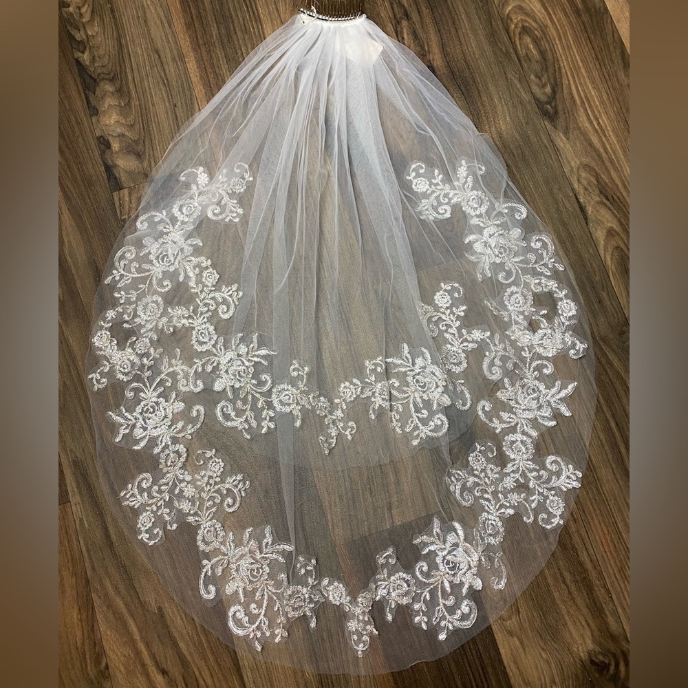 Elegant White Lace Bridal Veil
